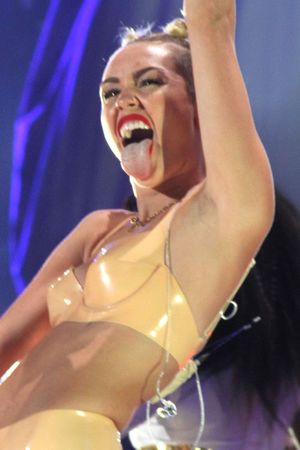 miley-cyrus-tongue-perform